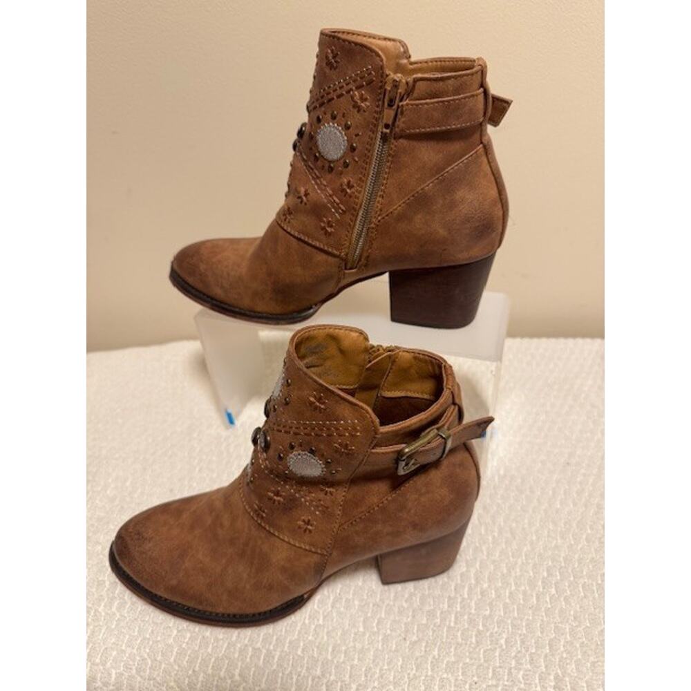 GC Shoes Western Studded Ankle Booties Cognac Brown Block Heel Boho Cowgirl Zip